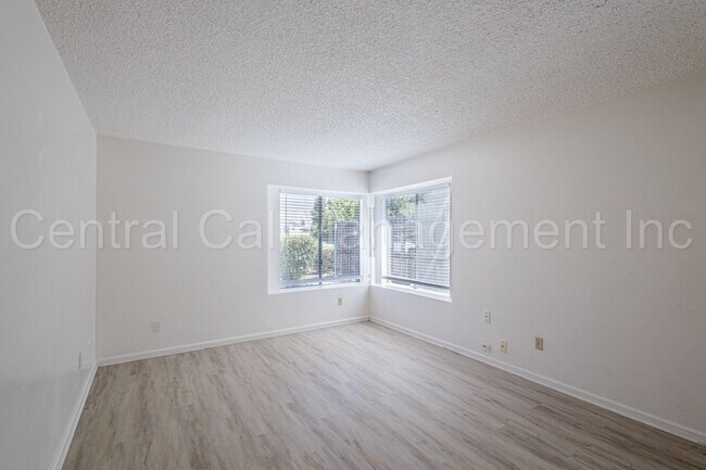 Building Photo - 113 Universe Ave