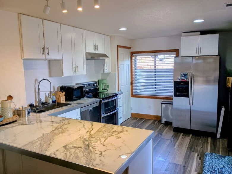 Building Photo - 4899 Mesa Dr