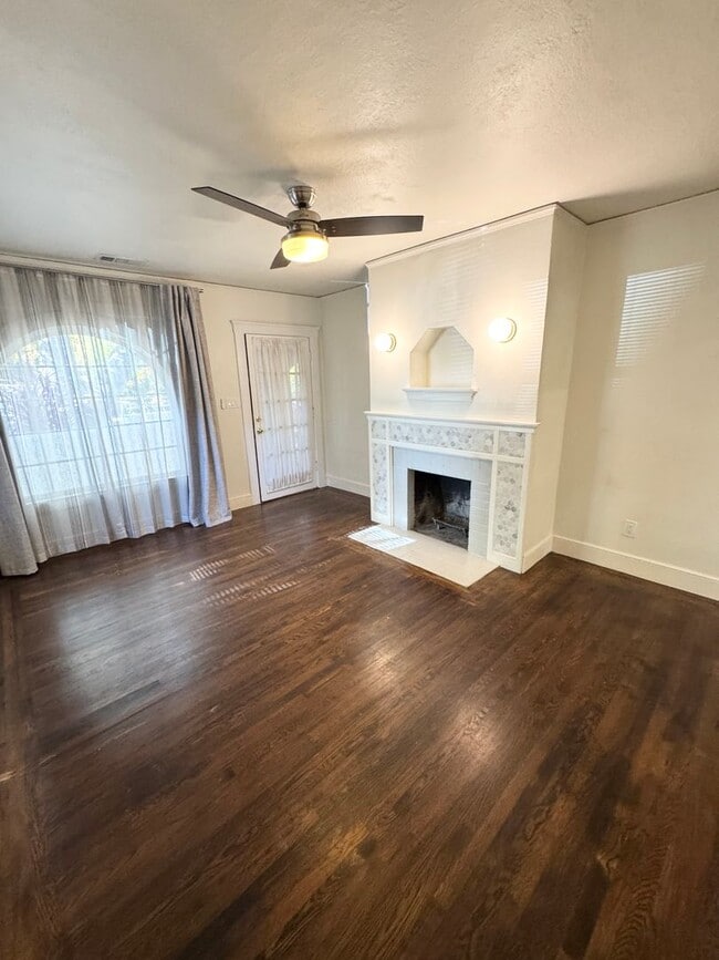 Building Photo - Charming 1 Bedroom 1 Bath Historic Duplex, Land Park-Curtis Park Area SEE VIDEO