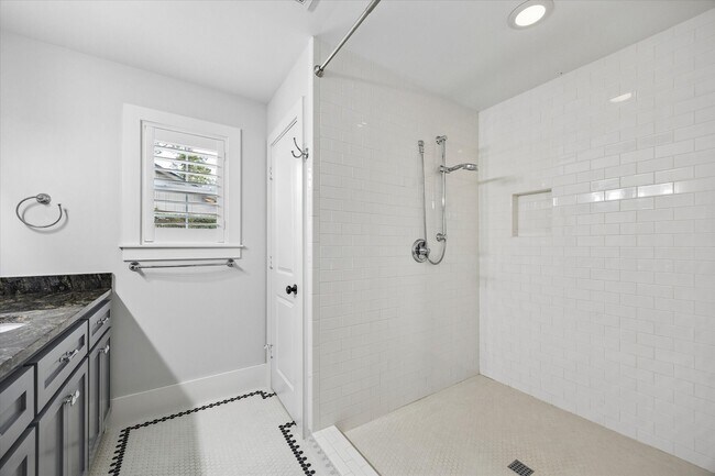 Building Photo - 1062 W 41st St