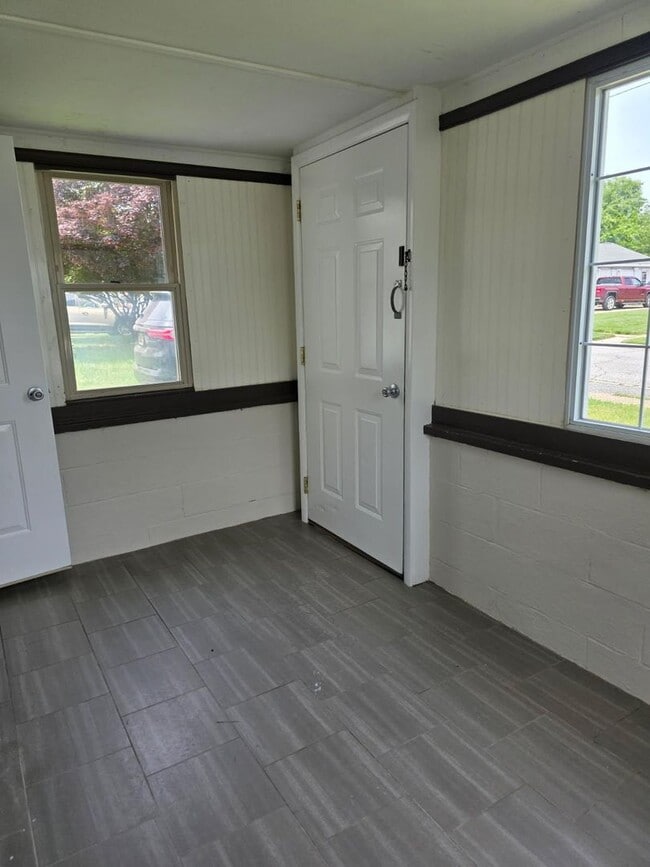 Building Photo - 464 Robinson Dr
