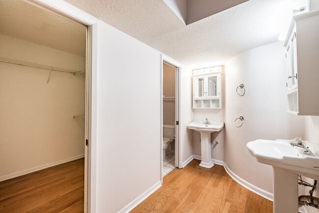 Building Photo - NEW PRICE! 3/2 Palm Harbor Townhouse