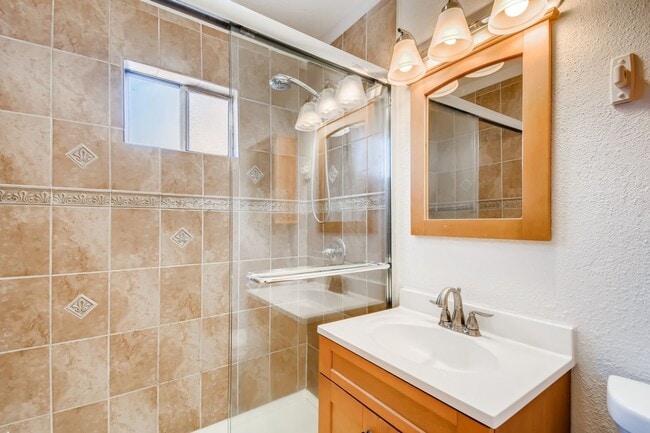 Building Photo - Updated 3 Bed/ 1 bath House Located in West Chula Vista