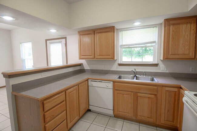 Building Photo - 5000 Derby Ridge Dr
