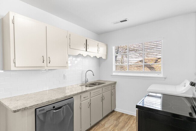 Building Photo - Gean Rise - 1 Bedroom / 1 Bathroom with Balcony/Porch