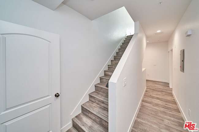 Building Photo - 603 W 41st Pl