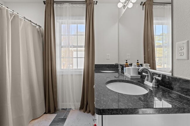 Building Photo - 812 Somb Moore Ways