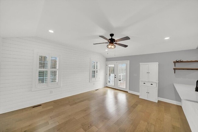 Building Photo - 10523 Howard Ave