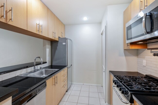 Building Photo - Beautiful Studio in Belltown