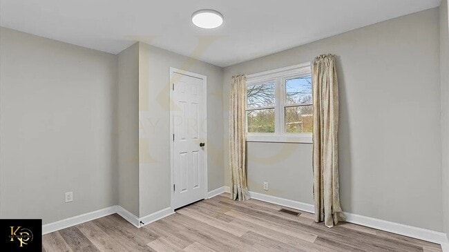 Building Photo - 605 Apple St