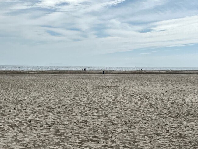 Building Photo - Two bedroom condo on the beach