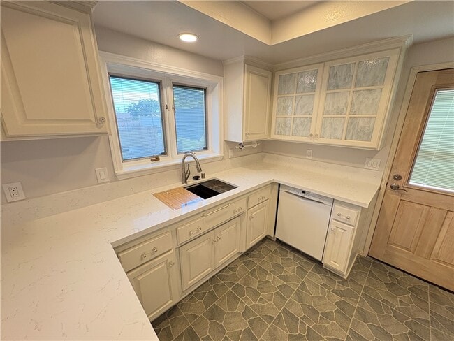 Building Photo - 5902 Nordina Dr