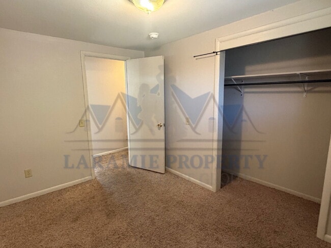 Building Photo - 2 Bed 1 Bath Apartment