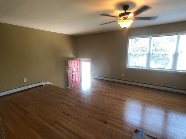 Building Photo - Newer & Modern 3 Bed., 1.5 Bath Home w/W/D...