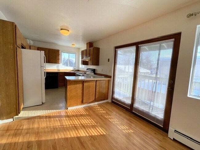 Building Photo - RARE FIND! Spacious and bright three bedro...