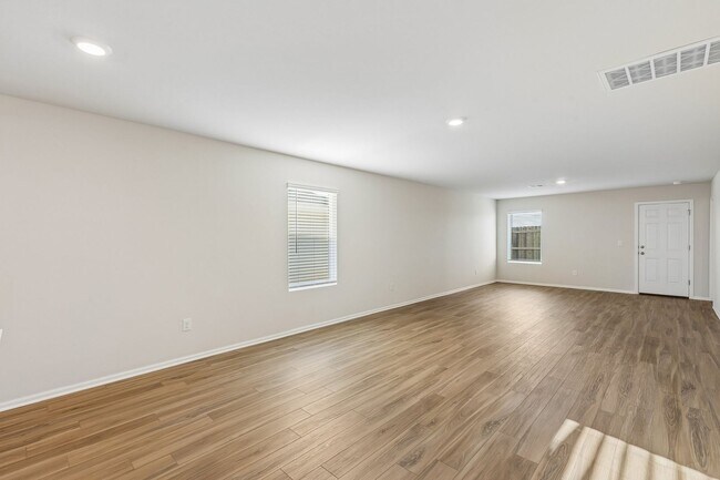 Building Photo - 4 Bed | 2 Bath | 1,572 Sq Ft