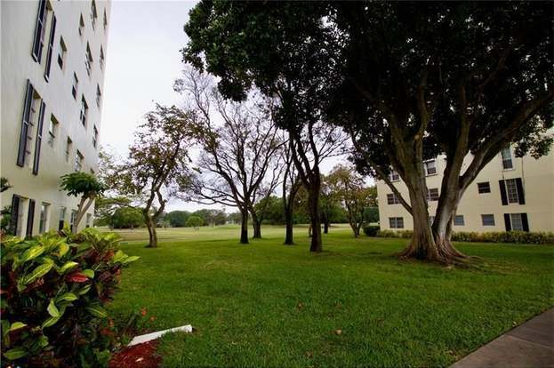 Building Photo - 3050 N Palm Aire Dr