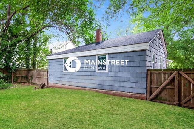 Building Photo - 4 Bedroom Pet-Friendly Home in Charlotte, NC with Main Street Renewal