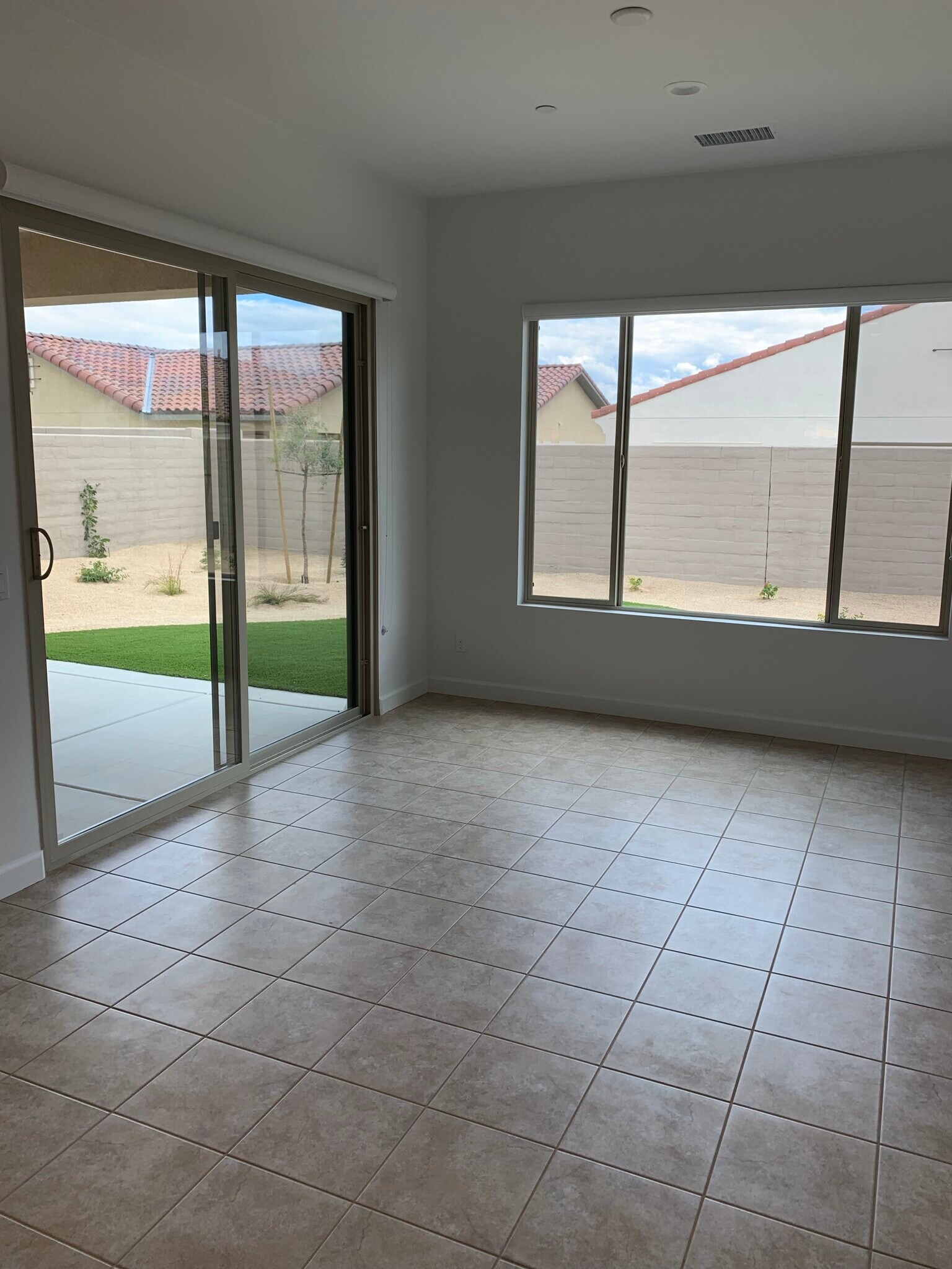 Dining area with slider for entry to the yard - 61 Bordeaux