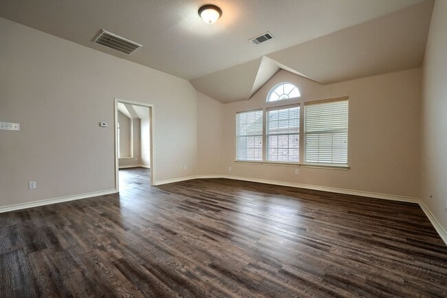 Building Photo - Stunning 6-Bedroom Home with Spacious Backyard and Modern Upgrades