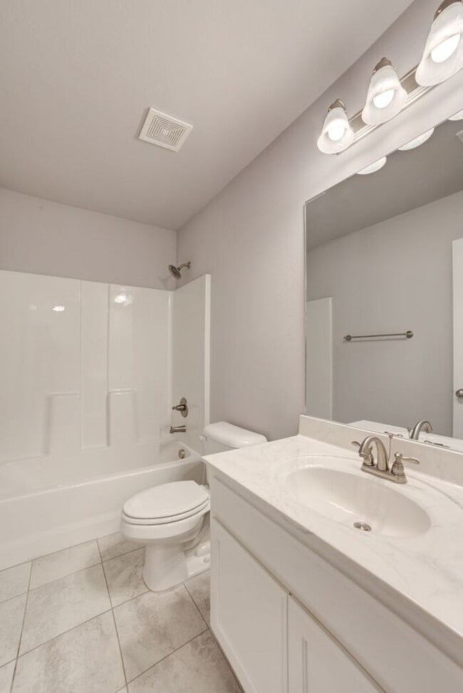 Building Photo - Cutest 3/2/2 Craftsman Style Home!