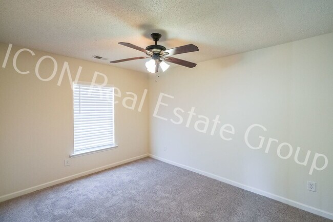Building Photo - 2/2.5 end unit townhome in Woodstock