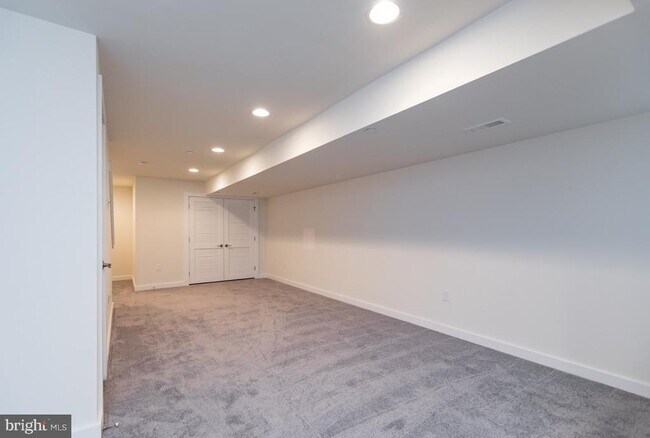 Building Photo - 1641 N Randolph St