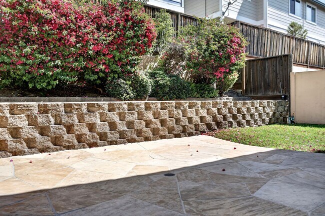 Building Photo - Renovated Court Location Beauty – Spacious 4BD Home Near Pleasant Hill!