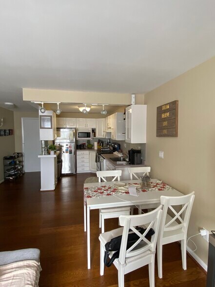 Building Photo - 400 Governors Dr