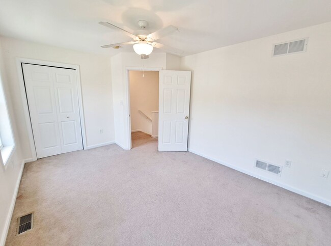 Building Photo - 2 Bed / 1-1/2 Bath Townhome