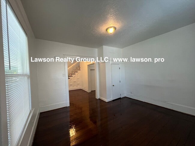 Building Photo - 1208 Chapman Ave SW
