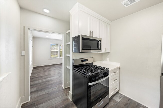 Building Photo - 211 N Milby St