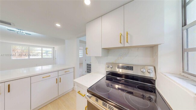 Building Photo - 1333 E Hallandale Beach Blvd