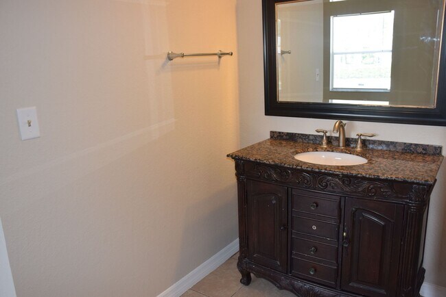 Building Photo - Prime Location in Orlando! Gated Community...