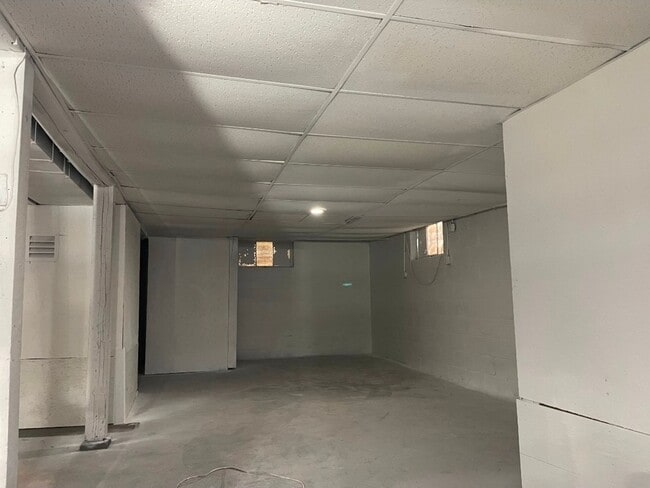 Building Photo - 3 Bedroom Home with Garage