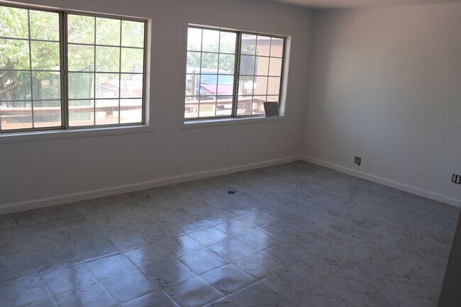 Building Photo - 2416 Cedar Dr