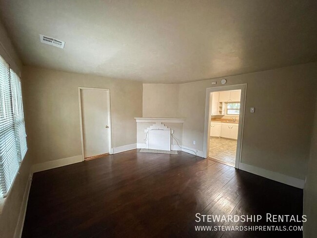 Building Photo - Spacious house in quiet neighborhood