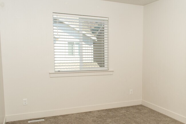 Building Photo - 418-1580 1580 E