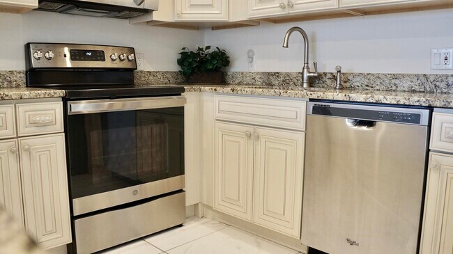 Building Photo - 42 Sussex E