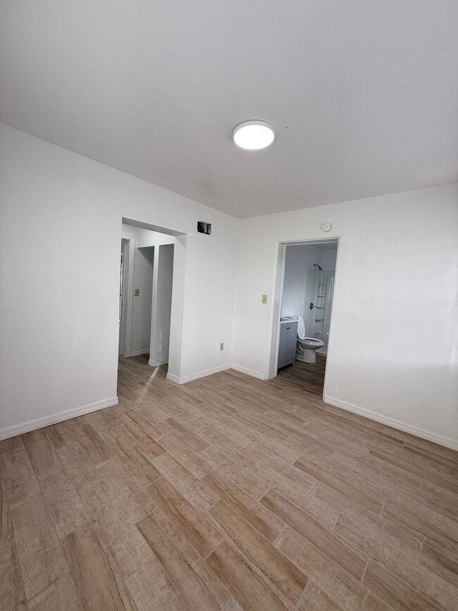 Building Photo - Easy Living Starts Here: 3BR Lakeland Rental