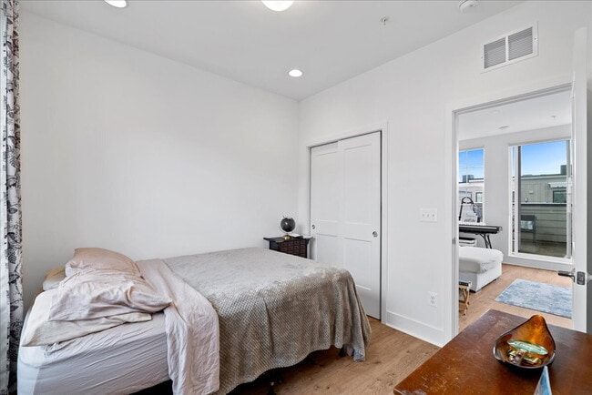 Building Photo - Modern 2024 Townhome with Rooftop Terrace.