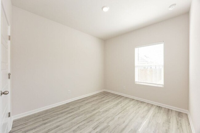Building Photo - 1020 Renova Dr