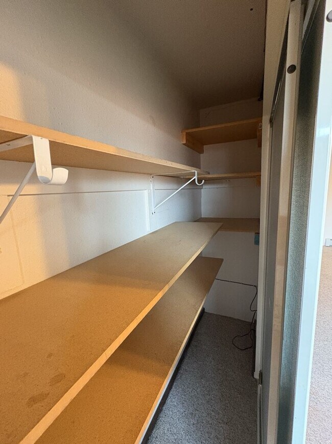 Building Photo - 1 Bed 1 Bath + Flex Room - Updated!