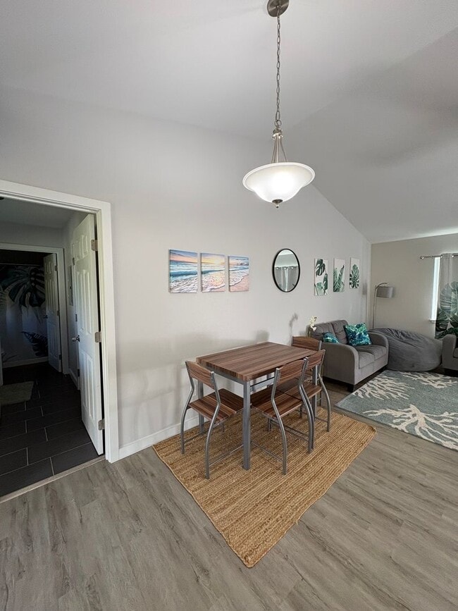 Building Photo - 16-2095 Rainbow Dr