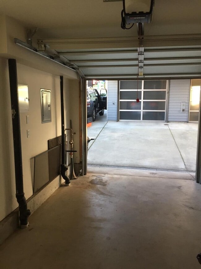 Building Photo - 2Bd/1Ba Seattle Home