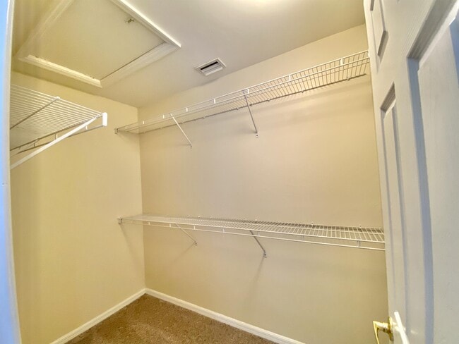 Building Photo - 909 Hampton Cir