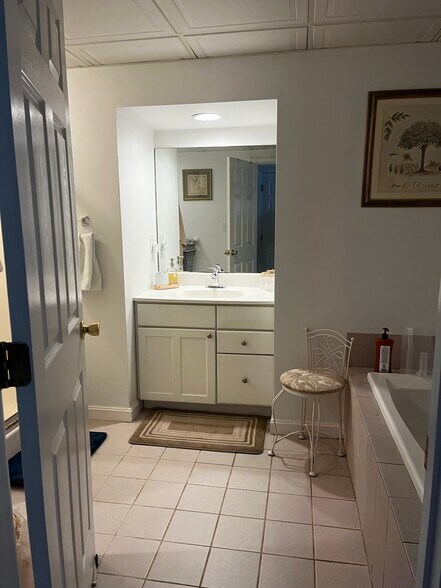 Private - spacious bath with jetted tub & shower - 142R Page Rd
