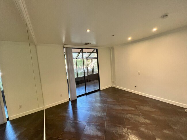Building Photo - Remodeled 2 Bed, 2 Bath Unit in Downtown S...