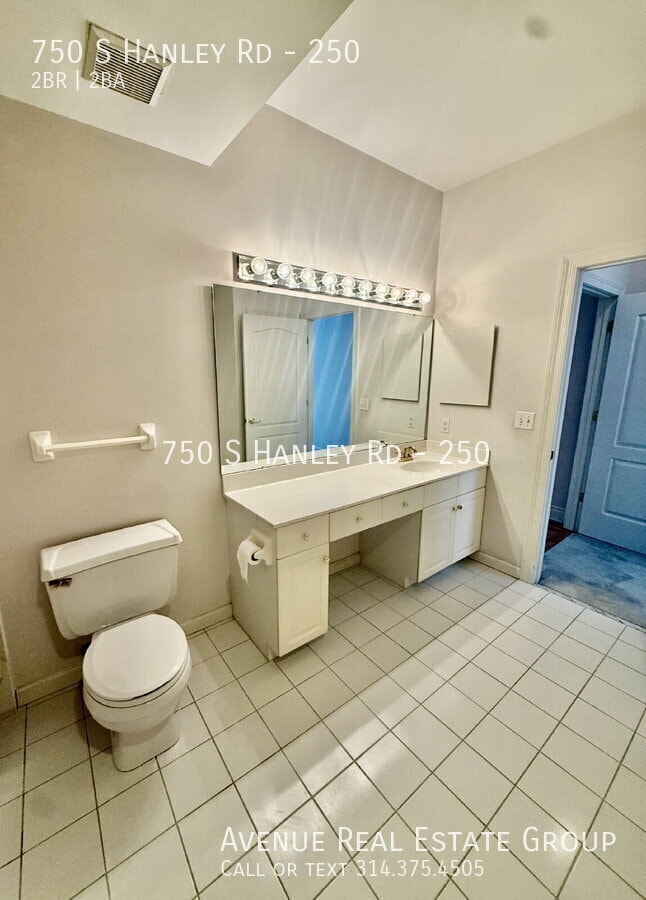 Building Photo - 750 S Hanley Rd