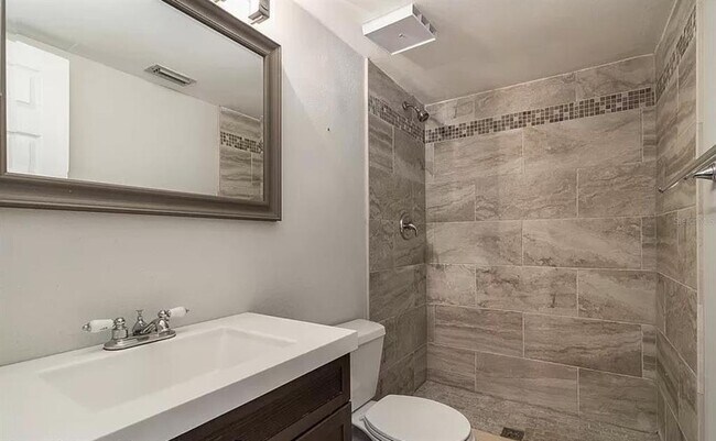 Building Photo - 2568 Pine Ridge Way S